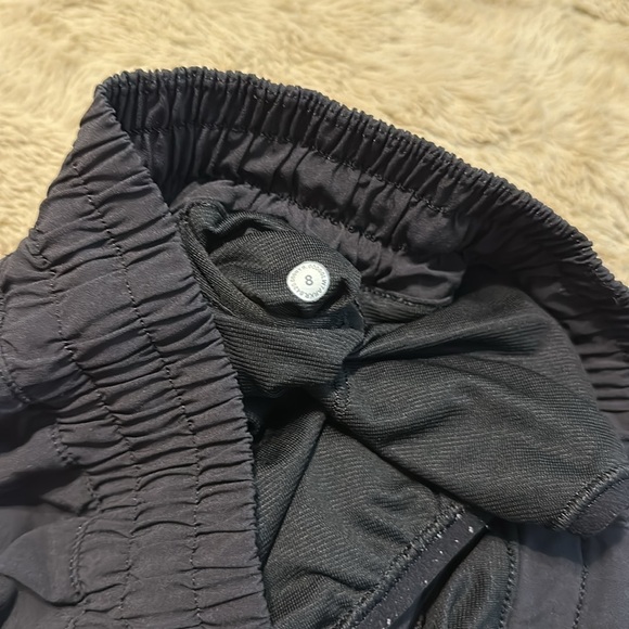 LULULEMON 2.5 in shorts! 🖤🖤 - Picture 4 of 4